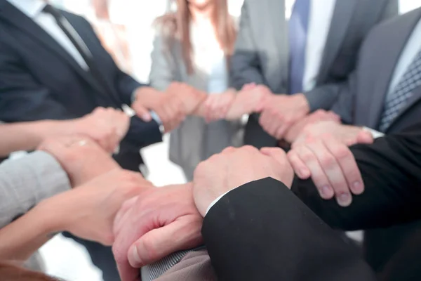 Háttérkép üzleti csapat hajtva a kezét egy kört képező — Stock Fotó