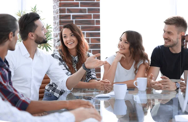 Nahaufnahme des kreativen Teams im Gespräch — Stockfoto