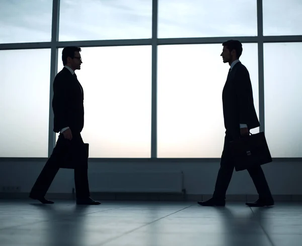 Deux hommes d'affaires marchent l'un vers l'autre — Photo
