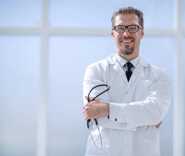 청진기를 가지고 있는 자신있는 의사 — 스톡 사진