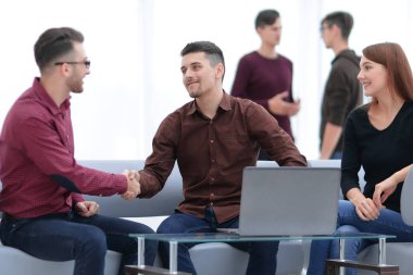 yaratıcı iş ekibi bir müşteri ile çalışıyor