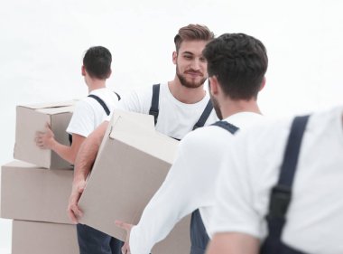 Fotoğraf işçileri taşınırken birbirlerini kutular..