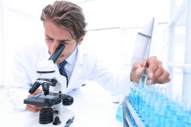 Test tüpleri mavi sıvı ile seyir kimyager