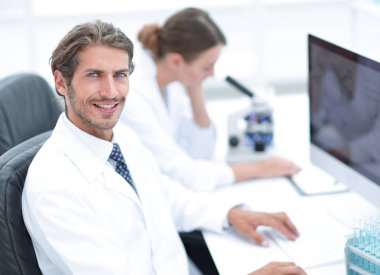 Bilgisayar laboratuarında çalışan genç erkek teknisyen