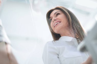 alt view.young bir iş kadını işyerinde