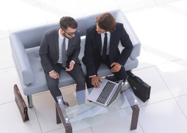 dizüstü bilgisayarda veri tartışırken iş arkadaşları.