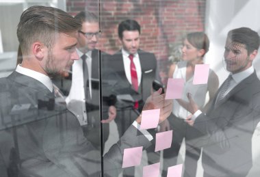 Cam Yönetim Kurulu ile ilgili notlar üzerinde gösterilen iş takım