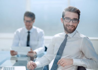 başarılı çalışan Resepsiyon ofiste oturan