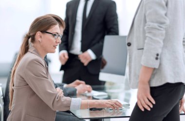 İş dünyası modern bir ofiste çalışır..