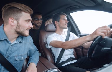 yakın çekim. Arabada mutlu arkadaşlar