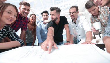 İşbirliği içinde çalışan olumlu erkek ve kadın mimarlar