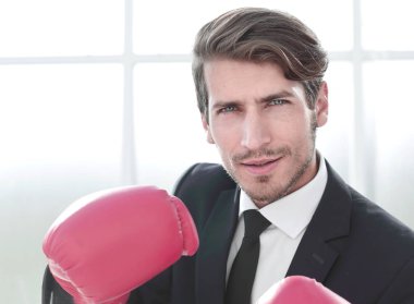 Boks eldivenleri ile iş adamı ayakta duruş