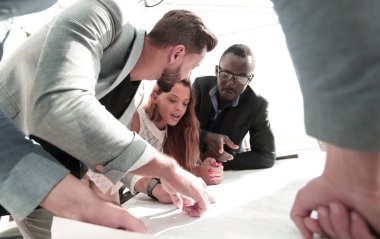 Yakın plan. Mimarlar ve tasarımcılardan oluşan yaratıcı bir grup yeni bir proje üzerinde çalışıyor..