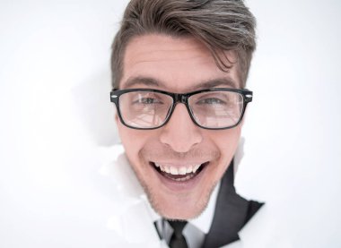 genç işadamı ile bir beyaz kağıt duvar breaking