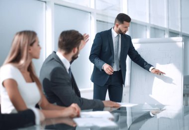 iş adamı iş seminerinde soru soran