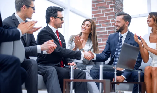 Colleghi applaudono i partner commerciali a una riunione di lavoro — Foto Stock