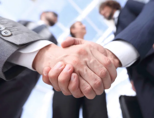 Bottom view.handshake de parceiros de negócios — Fotografia de Stock