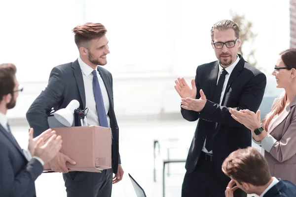 Empleados dan la bienvenida al nuevo miembro del equipo —  Fotos de Stock