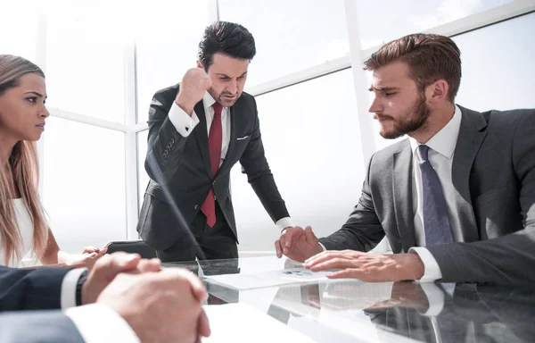 A business team munka találkozón dühös üzletember — Stock Fotó