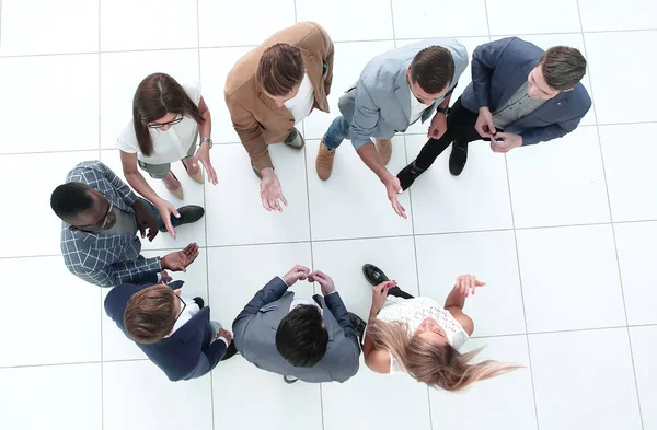 Top view.a grupp av anställda som står i lobbyn på kontoret — Stockfoto