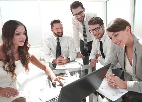 Equipo de negocios utiliza un ordenador portátil en una reunión de trabajo — Foto de Stock