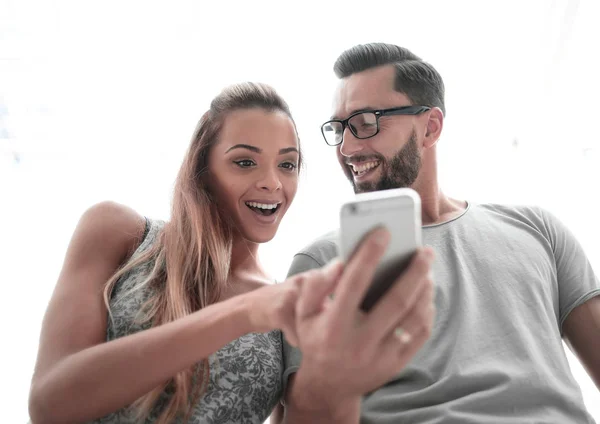 De cerca. un par de estudiantes están viendo un video en su teléfono inteligente — Foto de Stock