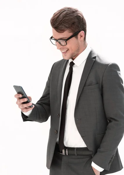 Homem de negócios sorrindo olhando para a tela de seu smartphone — Fotografia de Stock