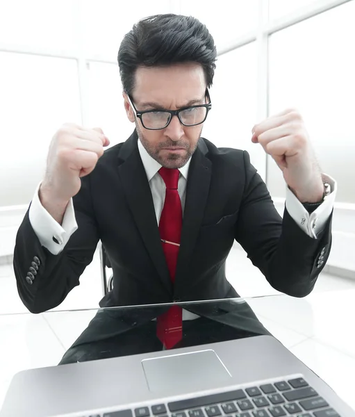 Close up.businessman tapant sur le clavier de l'ordinateur portable — Photo