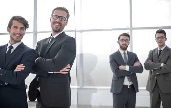 Groupe de gens d'affaires debout près de la paroi de verre — Photo