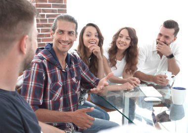 yaratıcı ekibi oturan iş sorunları tartışıyor