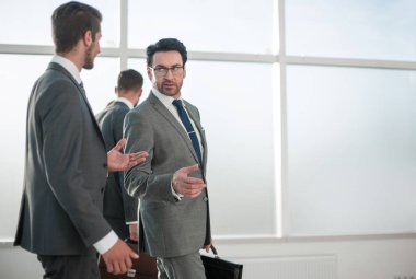 bir öğretmen ile öğrenci girişte devam