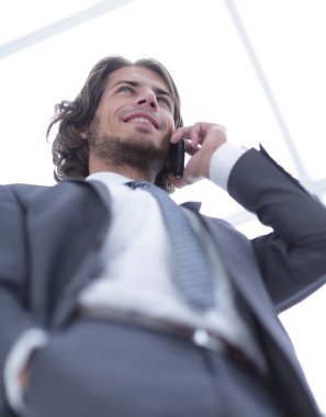 Mobil .isolated beyaz üzerine konuşurken işadamı.