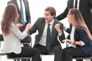 iş arkadaşları modern ofisinde oturuyor