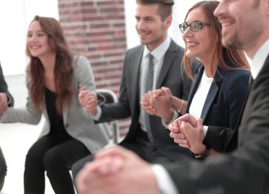 Herkesdaire oluşturacak şekilde elele iş adamları bir grup