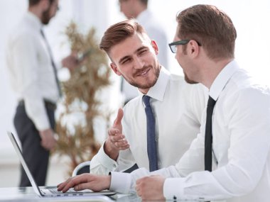 iki çalışanların iş yerindeki konuşuyor