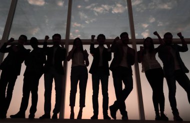 bir grup ofis pencere duran iş insan silüeti