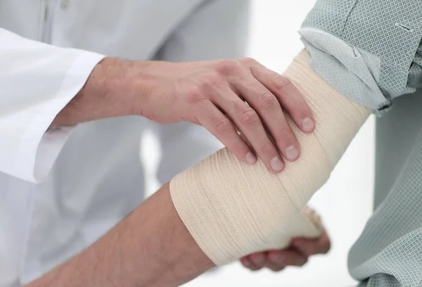 Closeup.doctor applying elastic bandage — Stock Photo, Image