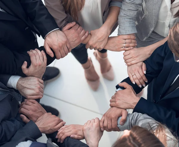 Groep werknemers vormt een cirkel uit handen — Stockfoto
