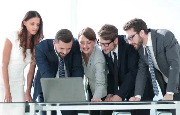 Equipo de negocios realiza un seguimiento de la información en línea —  Fotos de Stock