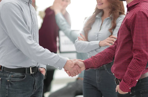 Glimlachend zakenman handen schudden met collega in kantoor. — Stockfoto