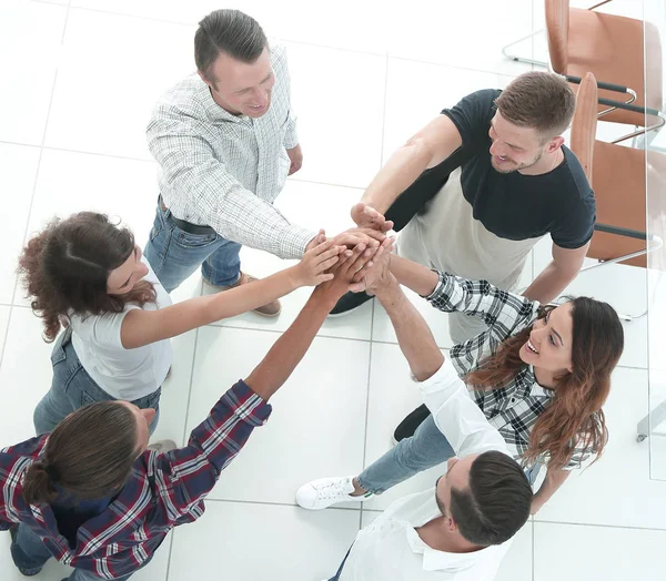 Creatieve team geven elkaar een high five — Stockfoto