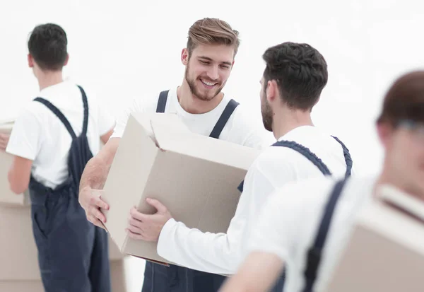 Retrato de móveis segurando caixa sorrindo isolado no backgro branco — Fotografia de Stock