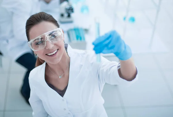 Scienziata donna con provetta che fa ricerca in laboratorio clinico — Foto Stock