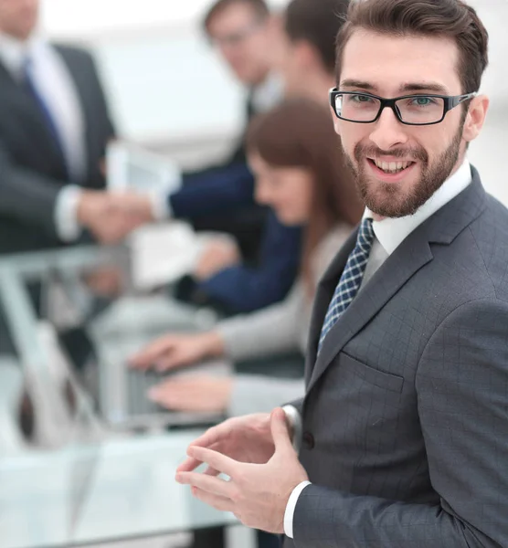 Uomo d'affari sorridente su sfondo di ufficio — Foto Stock