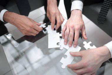up.business insanlar birlikte bir masanın arkasında oturan bir bulmaca koyarak kapatın