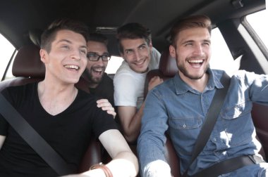 yakın çekim. üç arkadaş bir arabada seyahat