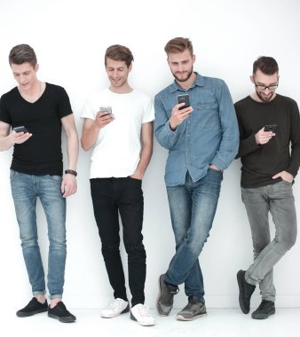 Tamamen büyümüş. Akıllı telefonları olan bir grup arkadaş.