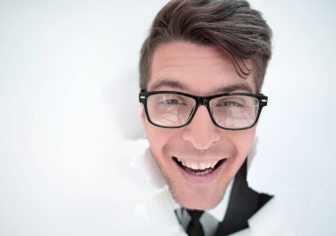 genç işadamı ile bir beyaz kağıt duvar breaking