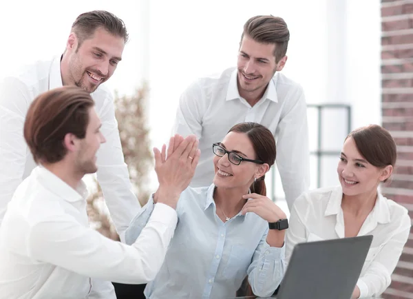 Zufriedene Unternehmen, die ihren Erfolg zeigen — Stockfoto