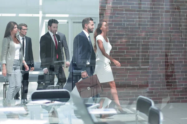 Anställda som står i ett rymligt kontor — Stockfoto